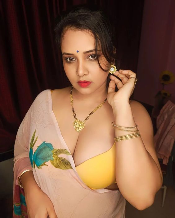 Sexy Looks in Saree